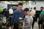 Foto zur News: Valtteri Bottas (Mercedes) und Toto Wolff