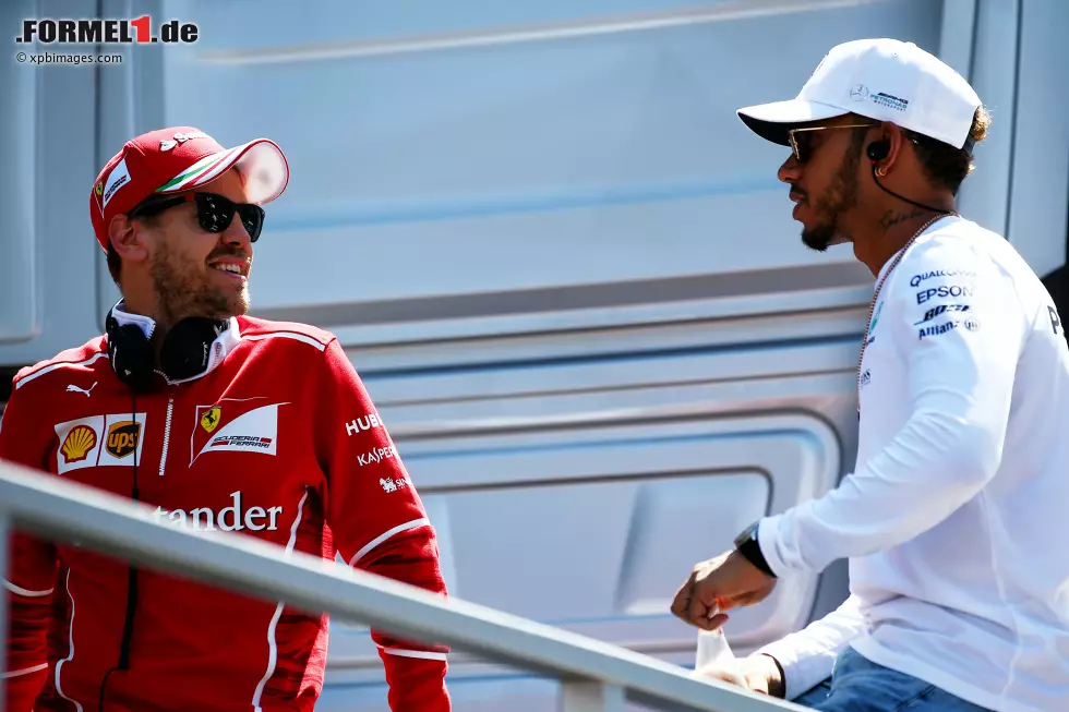 Foto zur News: Sebastian Vettel (Ferrari) und Lewis Hamilton (Mercedes)