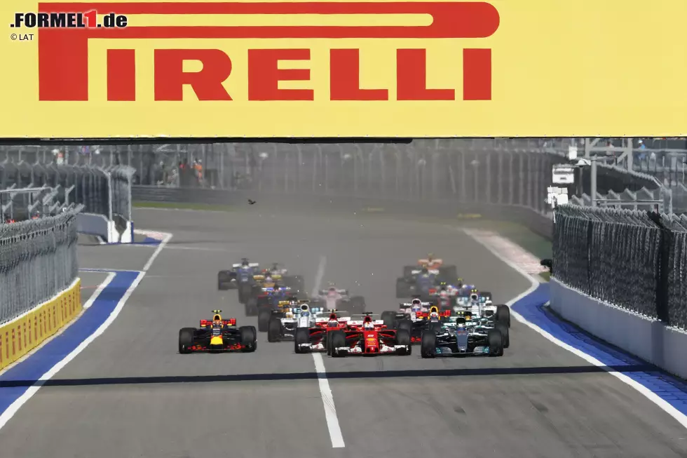 Valtteri Bottas (Mercedes), Sebastian Vettel (Ferrari), Kimi Räikkönen (Ferrari) und Lewis Hamilton (Mercedes) Foto zur News: Valtteri Bottas (Mercedes), Sebastian Vettel (Ferrari), Kimi Räikkönen (Ferrari) und Lewis Hamilton (Mercedes)