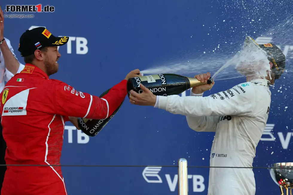 Foto zur News: Sebastian Vettel (Ferrari) und Valtteri Bottas (Mercedes)