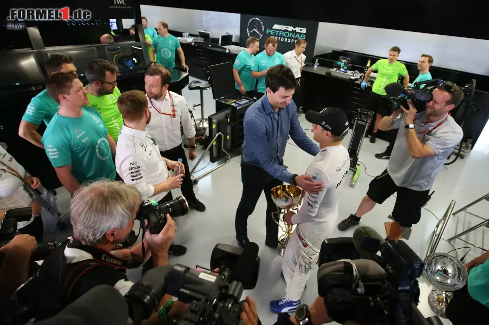 Foto zur News: Valtteri Bottas (Mercedes) und Toto Wolff