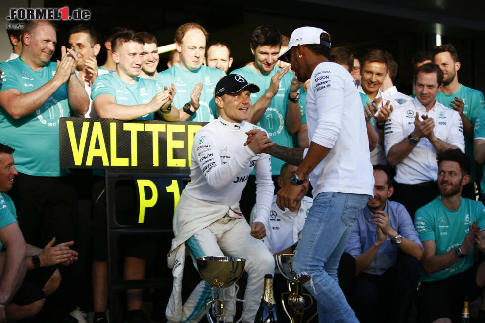 Foto zur News: Valtteri Bottas (Mercedes) und Lewis Hamilton (Mercedes)