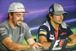 Foto zur News: Fernando Alonso (McLaren) und Carlos Sainz (Toro Rosso)