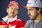Foto zur News: Sebastian Vettel (Ferrari) und Fernando Alonso (McLaren)