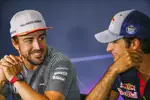 Foto zur News: Fernando Alonso (McLaren) und Carlos Sainz (Toro Rosso)