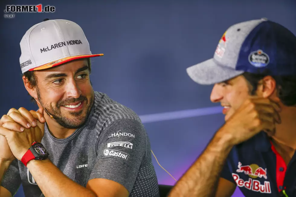 Foto zur News: Fernando Alonso (McLaren) und Carlos Sainz (Toro Rosso)