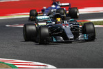 Foto zur News: Lewis Hamilton (Mercedes) und Pascal Wehrlein (Sauber)