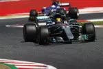 Foto zur News: Lewis Hamilton (Mercedes) und Pascal Wehrlein (Sauber)