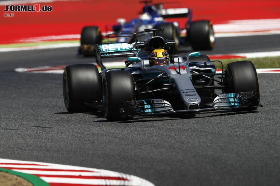 Foto zur News: Lewis Hamilton (Mercedes) und Pascal Wehrlein (Sauber)