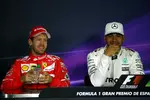 Foto zur News: Sebastian Vettel (Ferrari) und Lewis Hamilton (Mercedes)