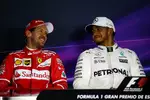 Foto zur News: Sebastian Vettel (Ferrari) und Lewis Hamilton (Mercedes)