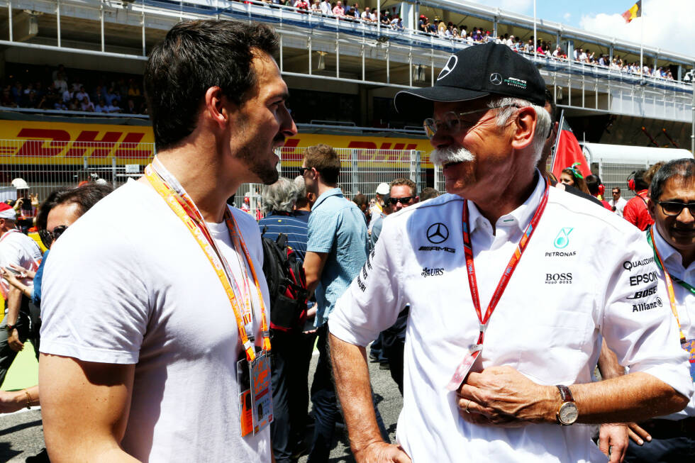 Foto zur News: Dieter Zetsche (hier mit Mats Hummels) war in Spanien wieder vor Ort. Klicken Sie sich jetzt durch die 17 Highlight-Szenen des Rennens!