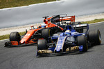 Foto zur News: Marcus Ericsson (Sauber) und Fernando Alonso (McLaren)
