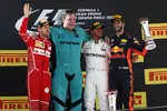 Foto zur News: Sebastian Vettel (Ferrari), Lewis Hamilton (Mercedes) und Daniel Ricciardo (Red Bull)