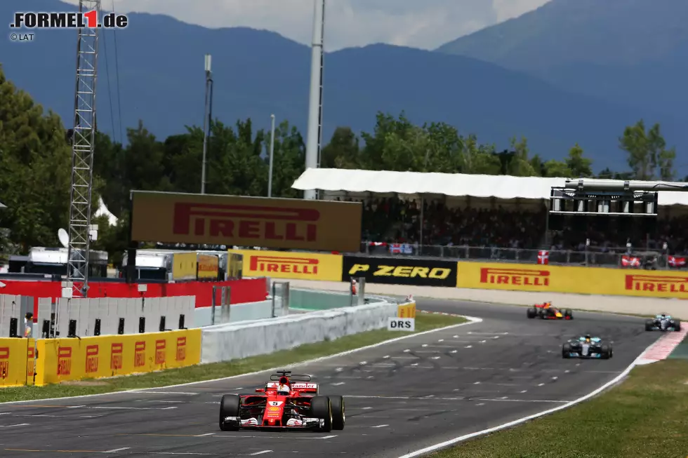 Sebastian Vettel (Ferrari), Lewis Hamilton (Mercedes), Valtteri Bottas (Mercedes) und Daniel Ricciardo (Red Bull) Foto zur News: Sebastian Vettel (Ferrari), Lewis Hamilton (Mercedes), Valtteri Bottas (Mercedes) und Daniel Ricciardo (Red Bull)