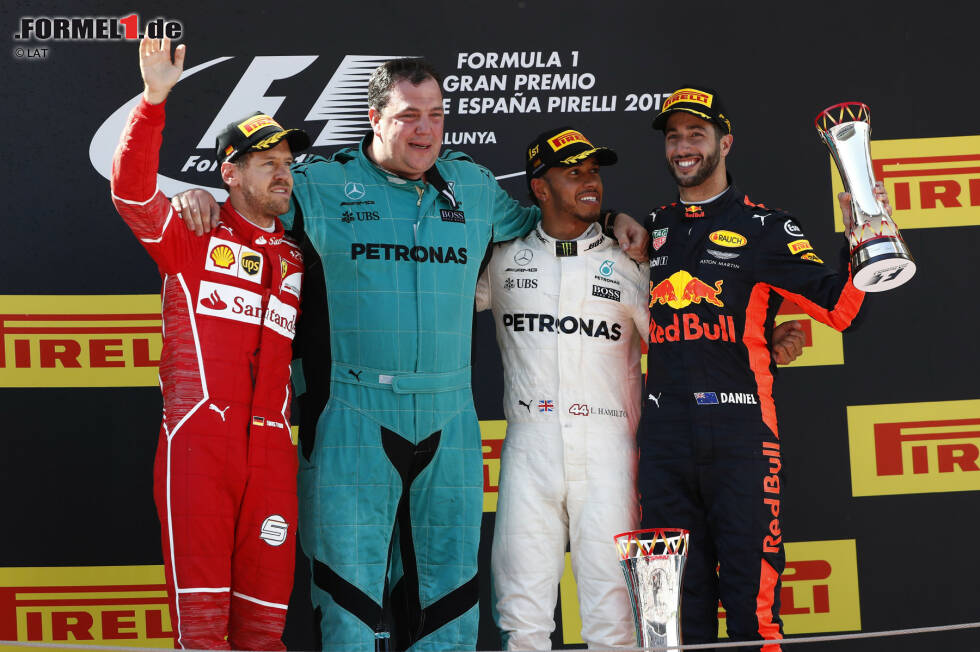 Foto zur News: Sebastian Vettel (Ferrari), Lewis Hamilton (Mercedes) und Daniel Ricciardo (Red Bull)