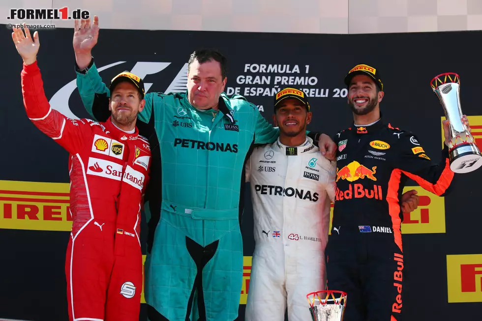 Foto zur News: Lewis Hamilton (Mercedes), Sebastian Vettel (Ferrari) und Daniel Ricciardo (Red Bull)