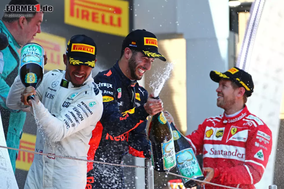 Foto zur News: Lewis Hamilton (Mercedes) und Daniel Ricciardo (Red Bull)