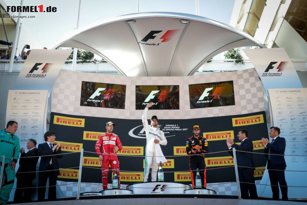 Foto zur News: Sebastian Vettel (Ferrari), Lewis Hamilton (Mercedes) und Daniel Ricciardo (Red Bull)