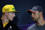 Foto zur News: Nico Hülkenberg (Renault) und Jenson Button (McLaren)