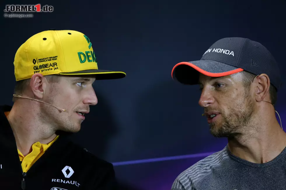 Foto zur News: Nico Hülkenberg (Renault) und Jenson Button (McLaren)