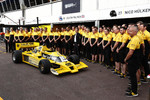 Foto zur News: Das Renault-Team mit einem RS01-Formel-1-Auto