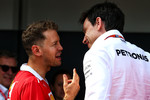 Foto zur News: Sebastian Vettel (Ferrari) und Toto Wolff
