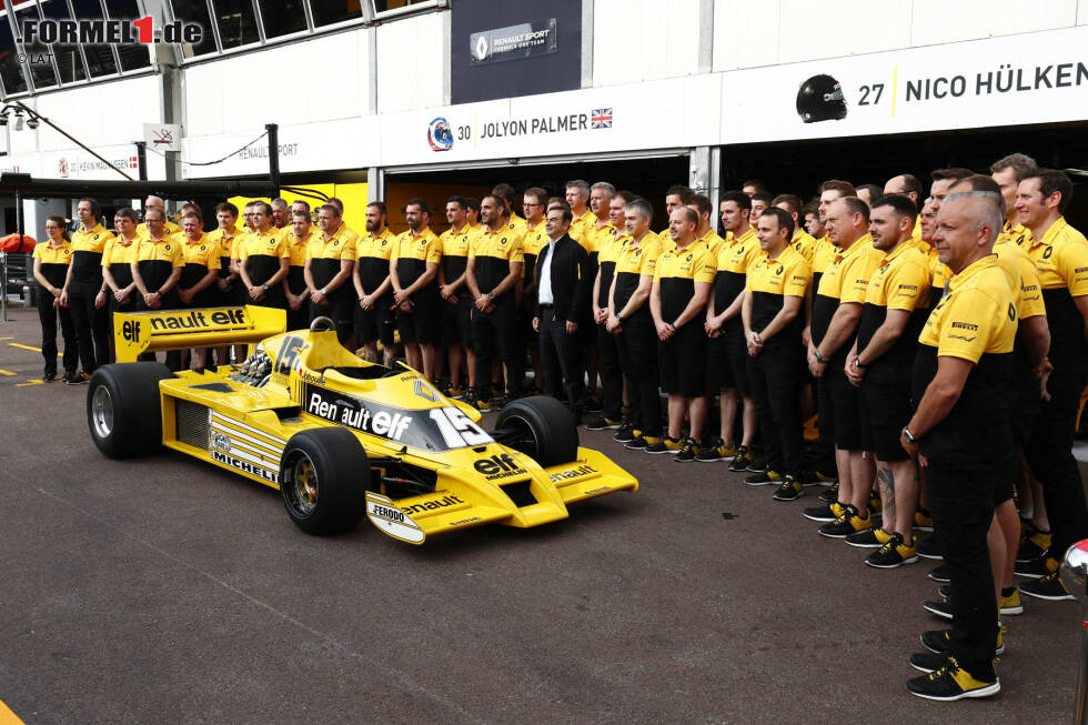 Foto zur News: Das Renault-Team mit einem RS01-Formel-1-Auto