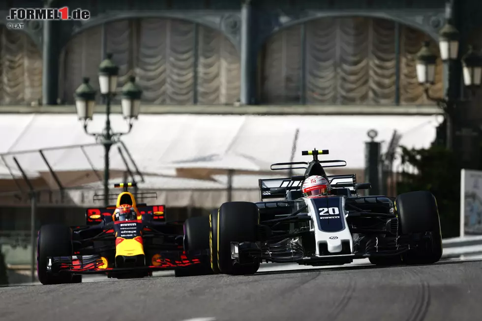 Foto zur News: Kevin Magnussen (Haas) und Max Verstappen (Red Bull)