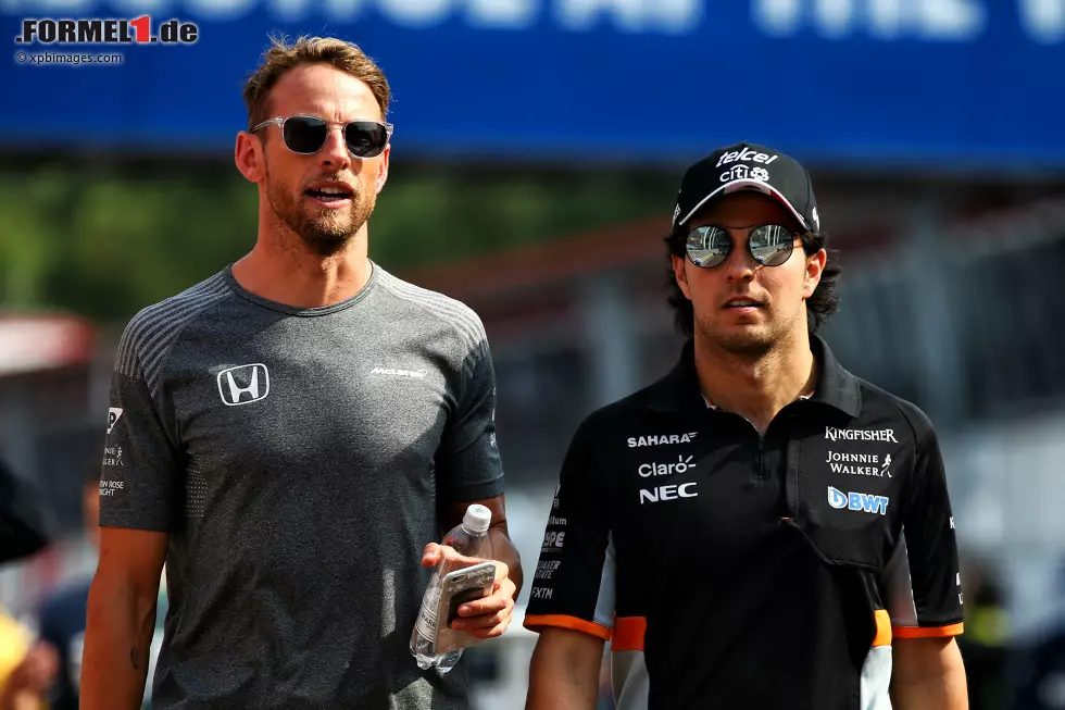 Foto zur News: Jenson Button (McLaren) und Sergio Perez (Force India)