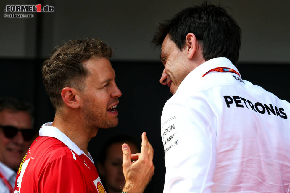 Foto zur News: Sebastian Vettel (Ferrari) und Toto Wolff