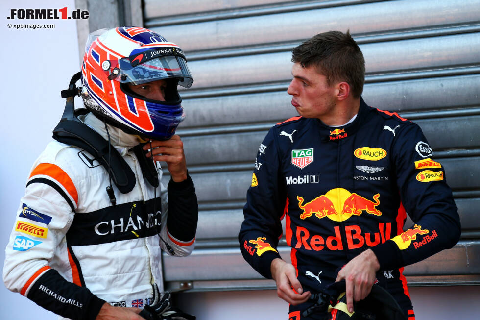 Foto zur News: Jenson Button (McLaren) und Max Verstappen (Red Bull)