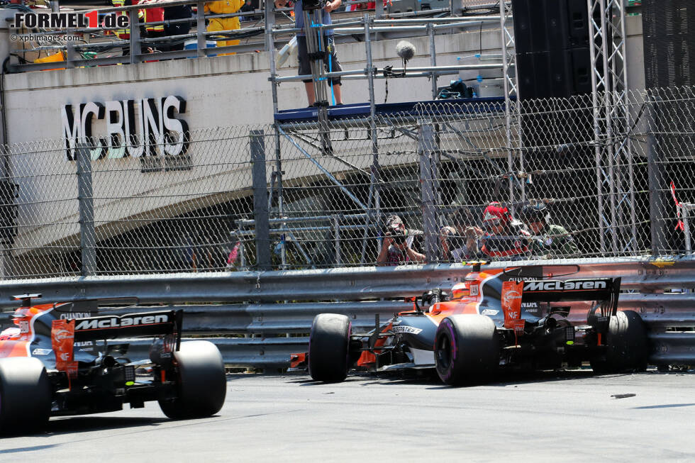Foto zur News: Stoffel Vandoorne (McLaren) und Jenson Button (McLaren)