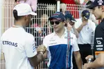 Foto zur News: Lewis Hamilton (Mercedes) und Felipe Massa (Williams)