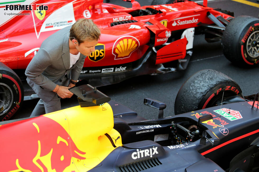 Foto zur News: Nico Rosberg und Daniel Ricciardo (Red Bull)