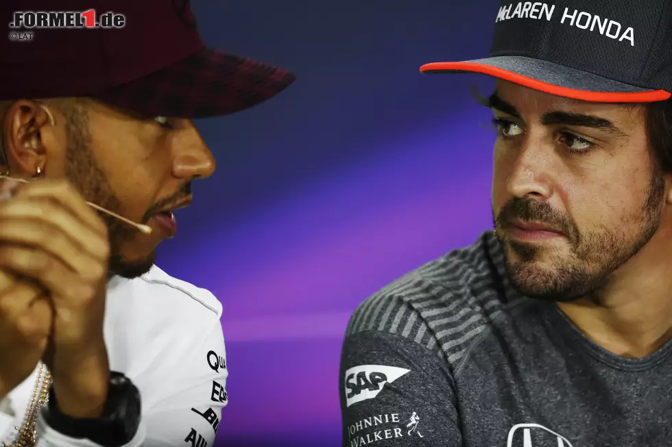 Foto zur News: Lewis Hamilton (Mercedes) und Fernando Alonso (McLaren)