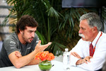 Foto zur News: Fernando Alonso (McLaren) und Chase Carey