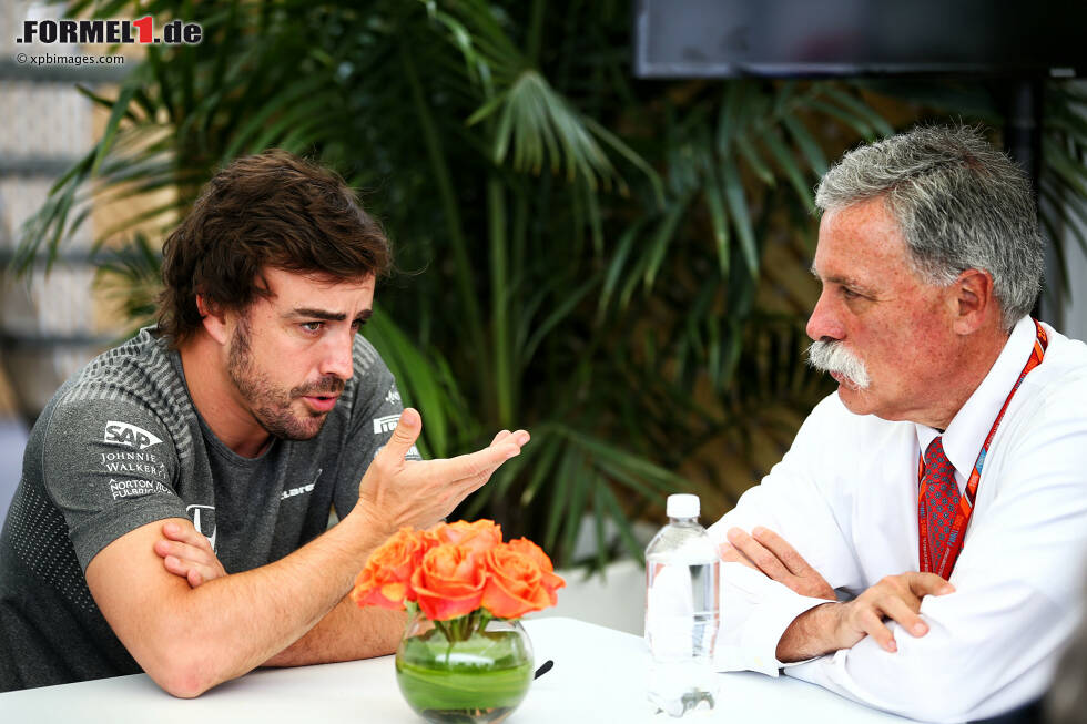 Foto zur News: Fernando Alonso (McLaren) und Chase Carey