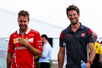 Foto zur News: Sebastian Vettel (Ferrari) und Romain Grosjean (Haas)