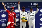 Foto zur News: Lewis Hamilton (Mercedes), Sebastian Vettel (Ferrari) und Valtteri Bottas (Mercedes)