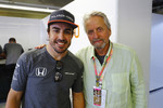 Foto zur News: Fernando Alonso (McLaren) mit Michael Douglas