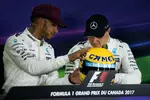 Foto zur News: Lewis Hamilton (Mercedes) und Valtteri Bottas (Mercedes)