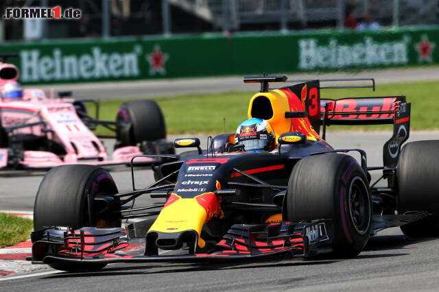 Foto zur News: Daniel Ricciardo musste sich im ganzen Rennen in Kanada gegen die beiden Force Indias verteidigen. Jetzt durch die Rennhighlights klicken!