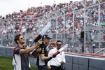 Foto zur News: Romain Grosjean (Haas) und Esteban Ocon (Force India)