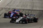 Foto zur News: Kevin Magnussen (Haas) und Daniil Kwjat (Toro Rosso)
