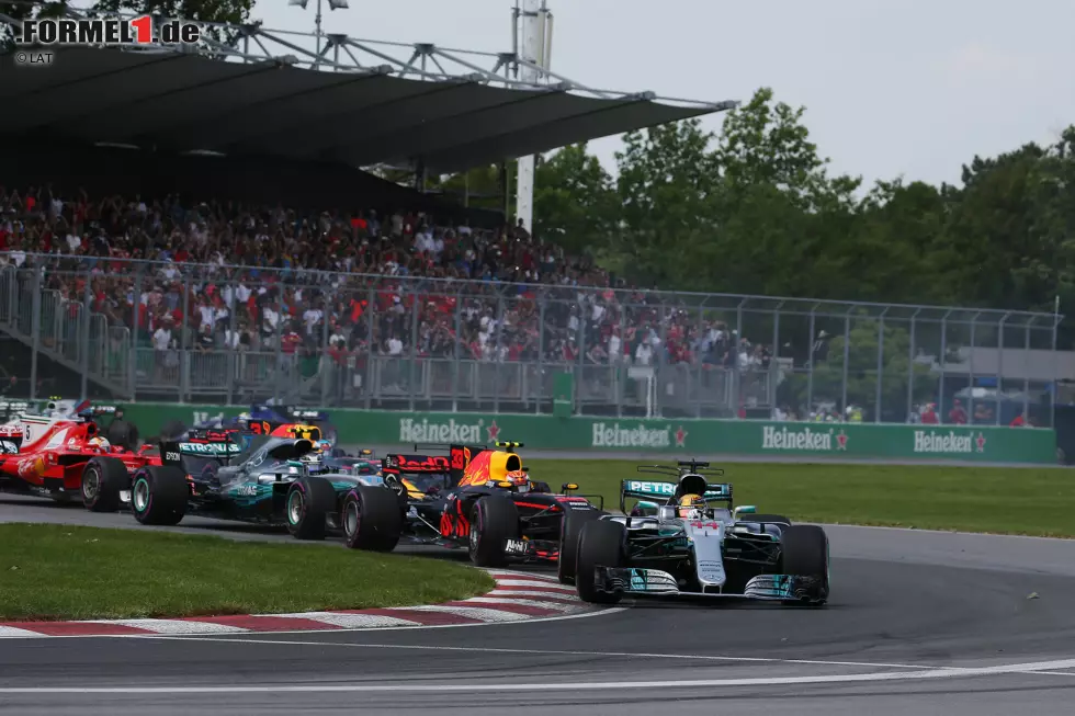 Foto zur News: Lewis Hamilton (Mercedes), Max Verstappen (Red Bull), Valtteri Bottas (Mercedes) und Sebastian Vettel (Ferrari)