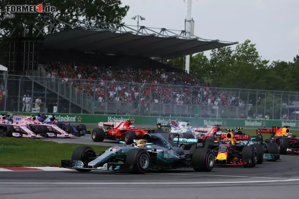 Foto zur News: Lewis Hamilton (Mercedes), Max Verstappen (Red Bull), Valtteri Bottas (Mercedes) und Sebastian Vettel (Ferrari)