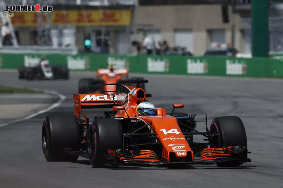 Foto zur News: Fernando Alonso (McLaren) und Stoffel Vandoorne (McLaren)