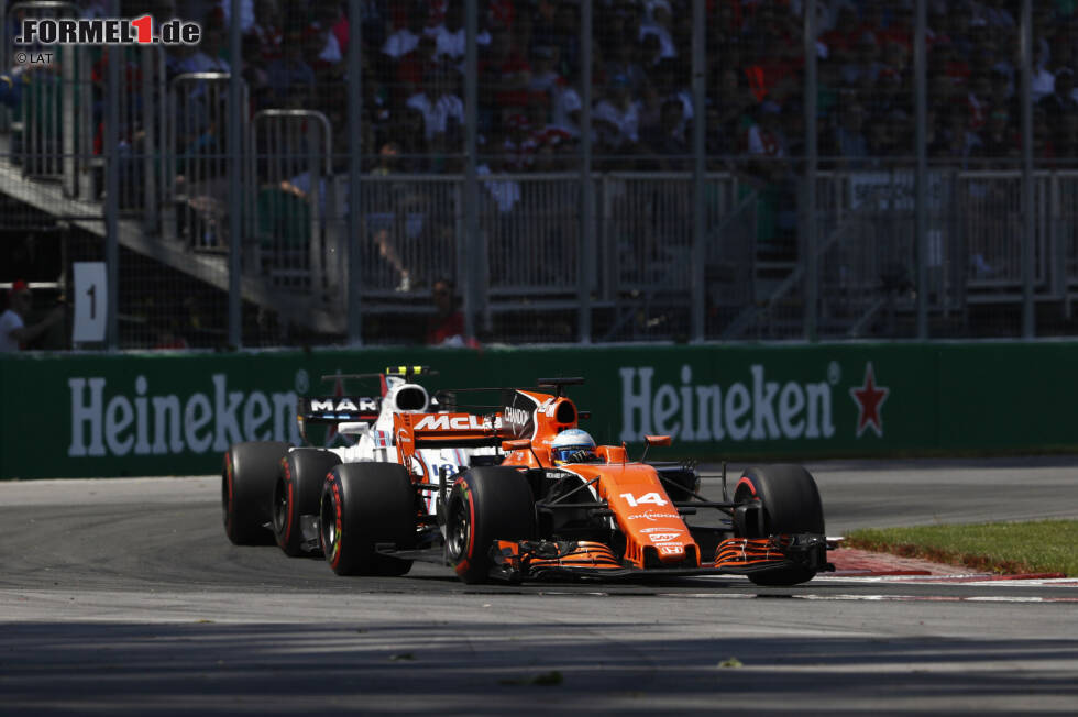 Foto zur News: Fernando Alonso (McLaren) und Lance Stroll (Williams)