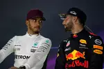 Foto zur News: Lewis Hamilton (Mercedes) und Daniel Ricciardo (Red Bull)